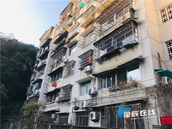 绿色新闻   麓山南路湖南艺术学校第38栋是典型的老旧楼区,两个单元的