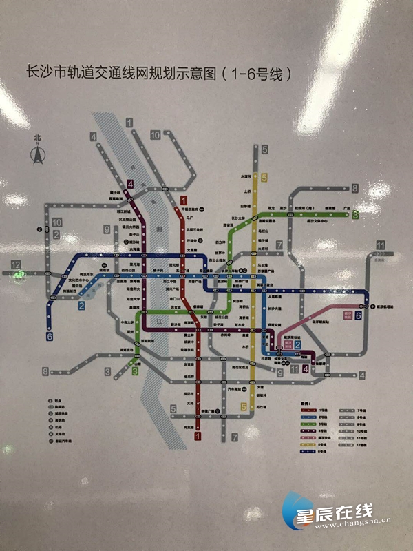 长沙地铁35号线今日正式载客红黄蓝绿紫五彩地铁点亮星城