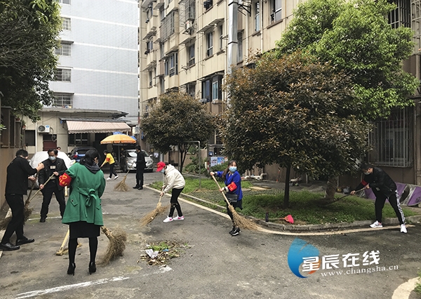 (芙蓉区东屯渡街道芙蓉社区开展"疫情防控大清扫"学雷锋志愿服务活动.