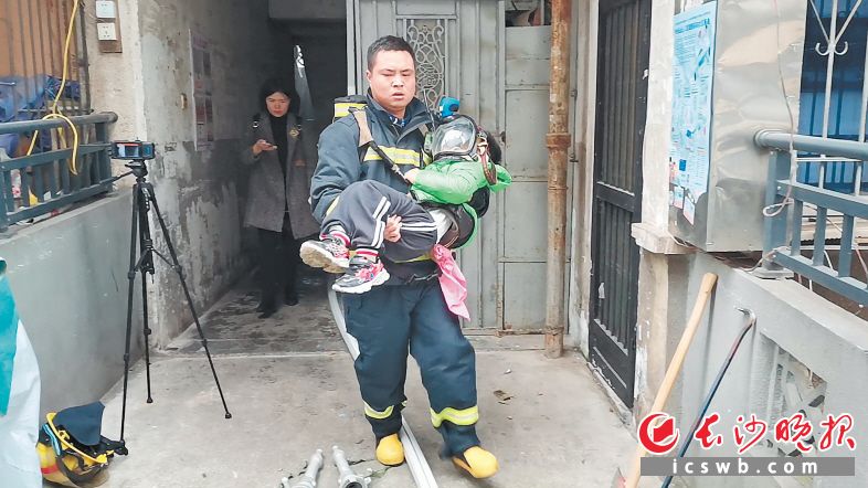 消防员冲进火场救出8人长沙火焰蓝在行动