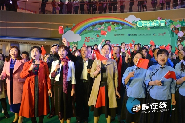 28日,正值八方辖区内24品商业广场开业,借此机会,八方社区联合24品生活中心组建了八方社区“品质生活服务基地”,并在现场进行了揭牌仪式。同时,结合“5.1”和“5.4”两个节日到来的实际,八方社区党委在现场开展了特色的主题党日活动,以歌曲快闪的形式,歌唱了“5.