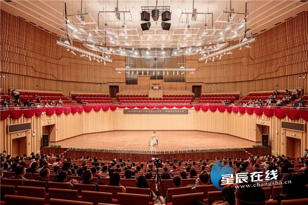 杨雪霏专场音乐会长沙音乐厅上演用一把吉他素描古典中国