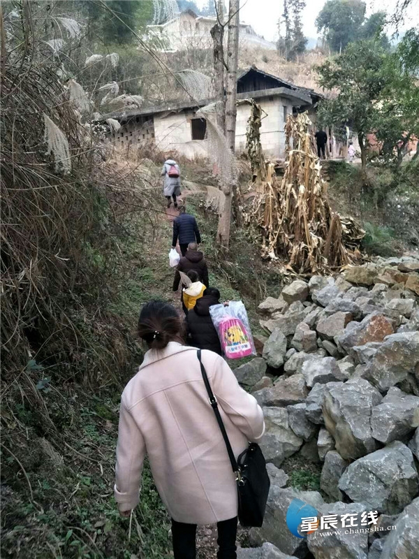 雨花区:爱心志愿者节前慰问 温暖山区困难居民