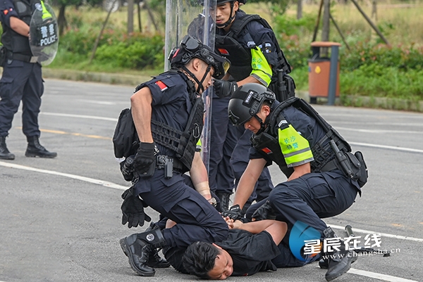 特巡警支队综合实战演练.