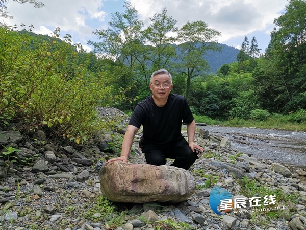 您的位置:>星辰在线>星辰头条>星闻>朱松林,大学毕业后从事教育工作九