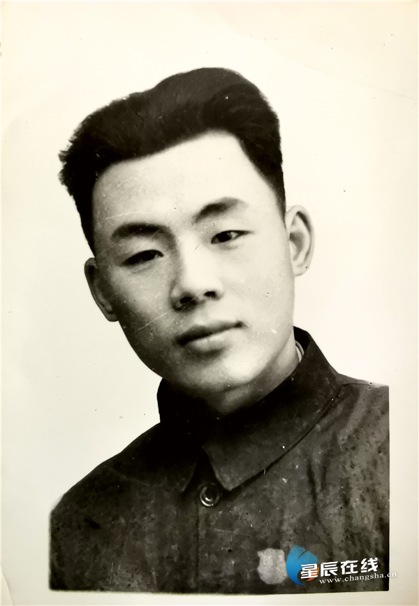 (王超年轻时候的军装照.