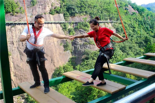 图片来源于:玻璃桥景区石牛寨   有你牵手,步步惊心,又步步安心