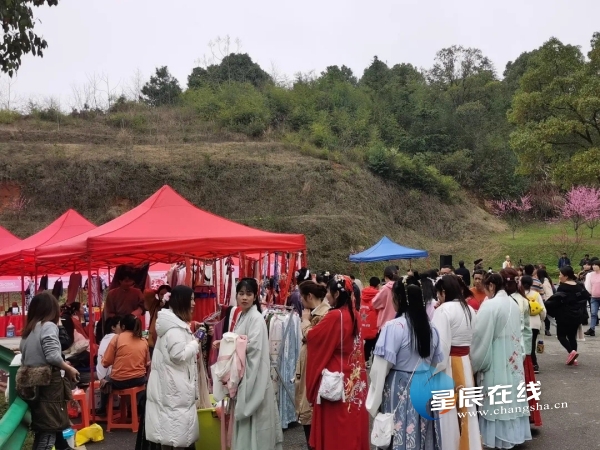 灰汤桃花节浪漫启幕徒步活动气氛火热