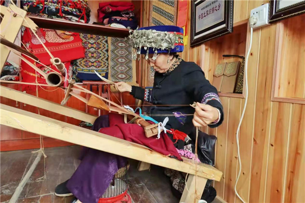 (国家级非遗传承人刘代娥展示土家织锦 )(@初夏的百褶裙与惹巴拉宫