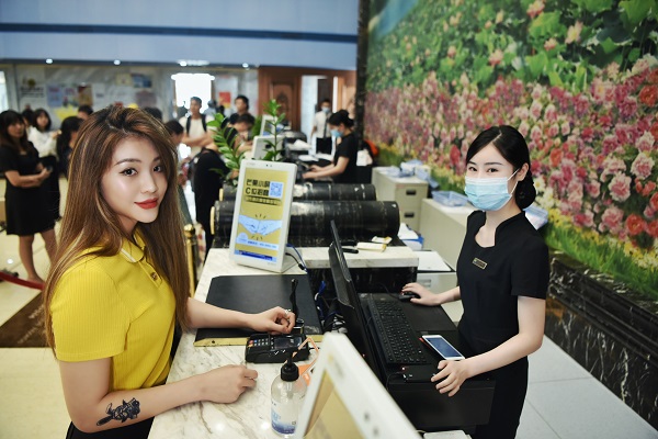 宇宙中心的二次方打卡万家丽国际大酒店