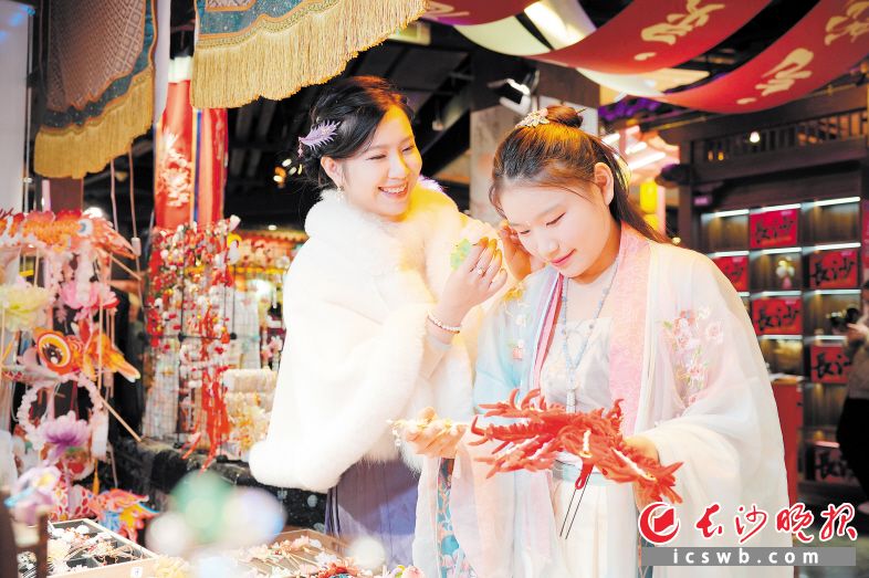 　　创业以来，刘立婷（左）已将十几种非遗工艺融入发饰、项链等现代饰品中。长沙晚报全媒体记者 刘攀 摄