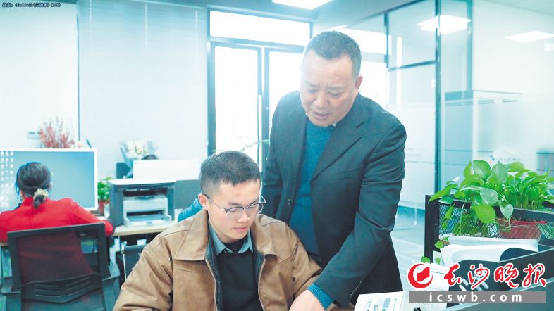 　　唐少林（右一）与公司工作人员探讨项目问题。长沙晚报通讯员 曾咏柔 供图