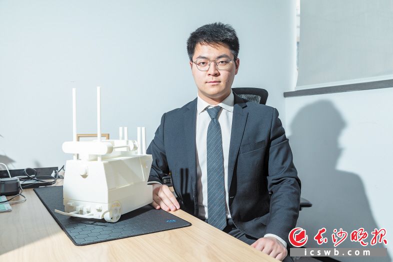 计昊天和铝电解过热度智能识别巡检机器人模型。长沙晚报全媒体记者 董阳 摄