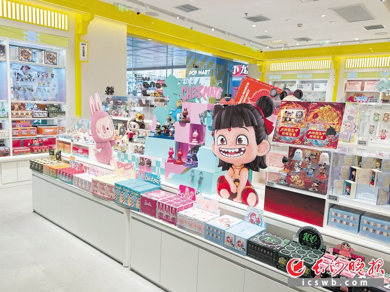　　泡泡玛特长沙悦方ID MALL店内，多款IP产品正在销售中。长沙晚报全媒体记者 贾凯清 摄
