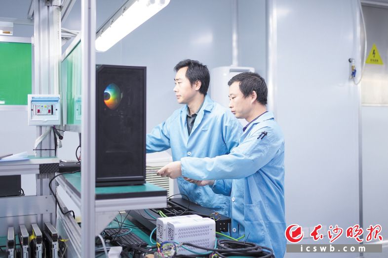 凌翔磁浮构建了以成果创新应用为基础，以人才培养和科学研究为两翼的产学研合作模式，持续迸发出技术创新的澎湃活力。图为技术人员正在调试设备。均由长沙晚报全媒体记者 何文瑞 摄