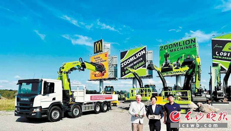 　　中联重科德国威尔伯特工厂首台折臂式随车起重机交付欧洲客户。长沙晚报通讯员  杨牧意 供图