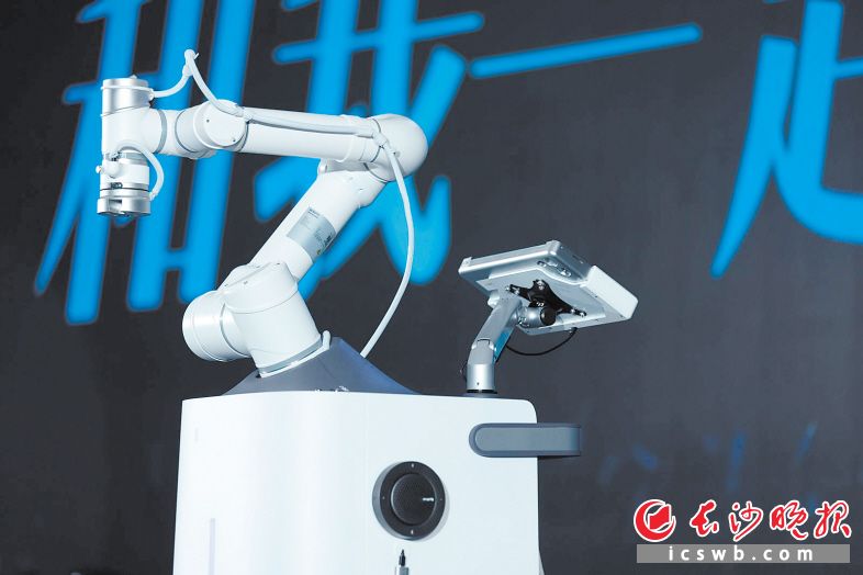 基于强大的AI算法,俏妃云智护机器人能将传统理疗手法标准化、智能化。长沙晚报全媒体记者 林暘 摄