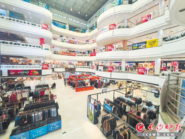 　　阿波罗商业广场正在进行闭店升级促销活动。长沙晚报全媒体记者 刘捷萍 摄