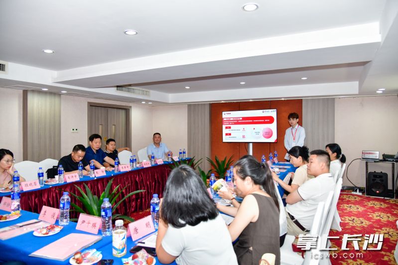 银行与参会企业进行金融服务洽谈对接。