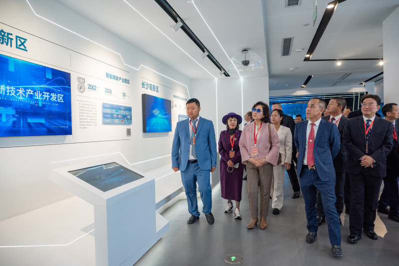 外国友人走进湘江新区，实地感受高新技术发展成果。均为 湘江早报全媒体记者 范龙贵 摄