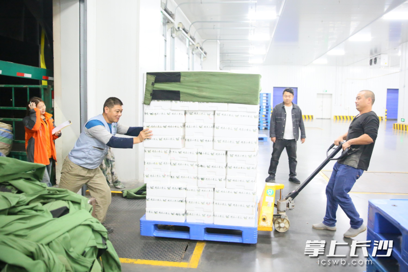 在绿叶水果智能物流园，从全球各地运来的水果根据市场需求运往各个门店。长沙晚报全媒体记者 张禹 通讯员 贺爱中 摄