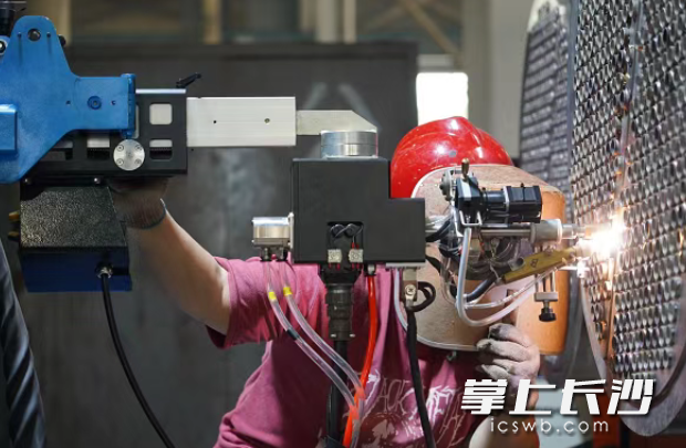 博能科技企业厂房内，工人紧锣密鼓地赶制订单。 企业供图