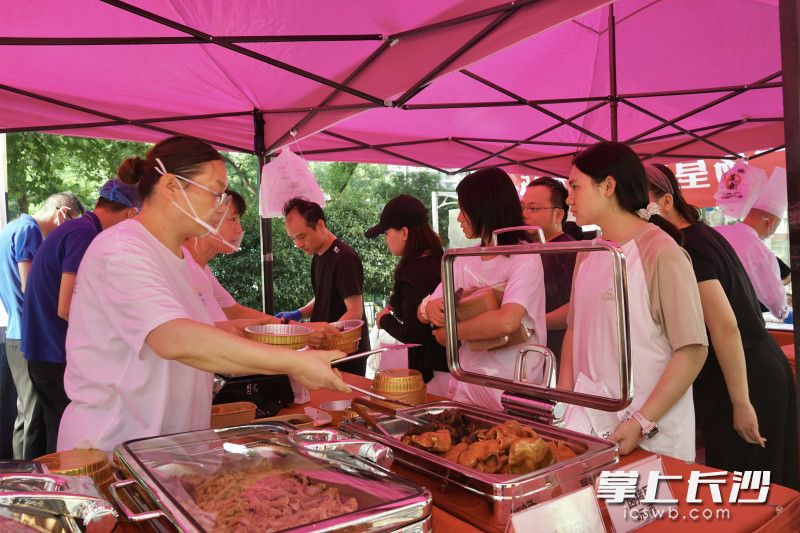 星沙街道与长沙世景广场皇冠假日酒店联合推出的&ldquo;星级美食夜市&rdquo;，已成为周边群众每周一到周六下班后的固定期待。均为星沙街道供图