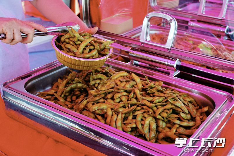 卤味香气扑鼻，令人食指大动。