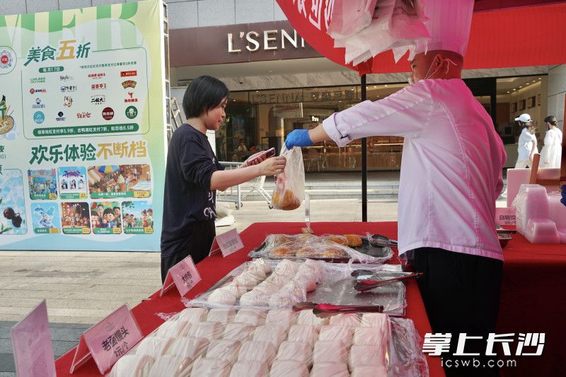 &ldquo;星级美食夜市&rdquo;深受市民欢迎。