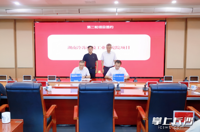 签约现场。叶尹浩 摄