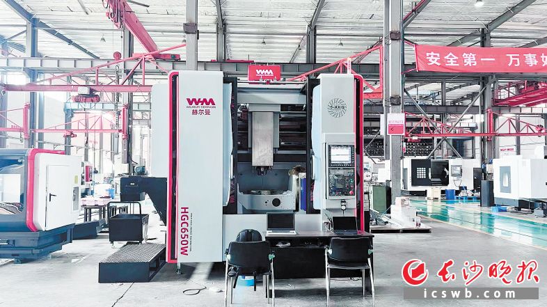 仰高数控与长沙本土企业合作研发的五轴联动立式加工中心。 彭宏志 供图