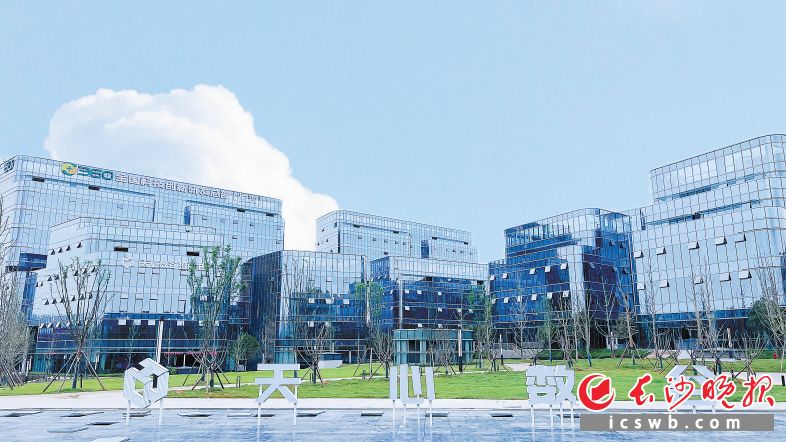 　　天心数谷一跃成为数字经济产业新高地。除署名外均为园区供图