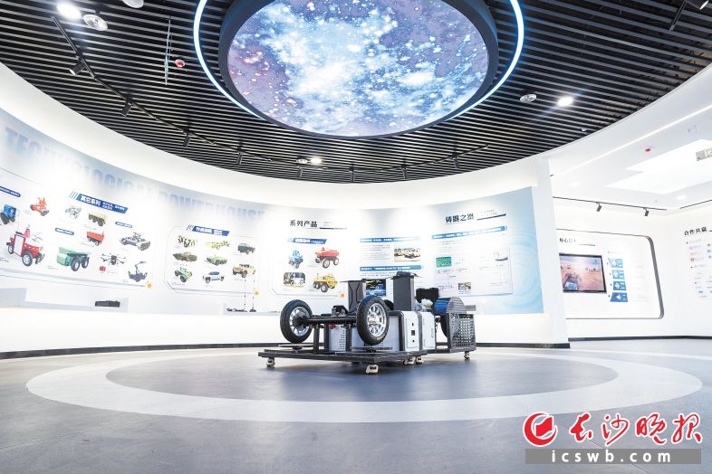 　　北峪科技展厅里的无人驾驶底盘。　　冯启阳 摄