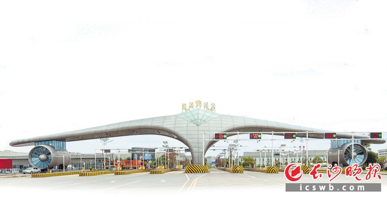 　　长沙黄花综保区在最新公布的全国综合保税区发展绩效考核排名中实现五年五进位，全国综合排名第44位、湖南省排名第1位。　　均为长沙自贸临空区供图