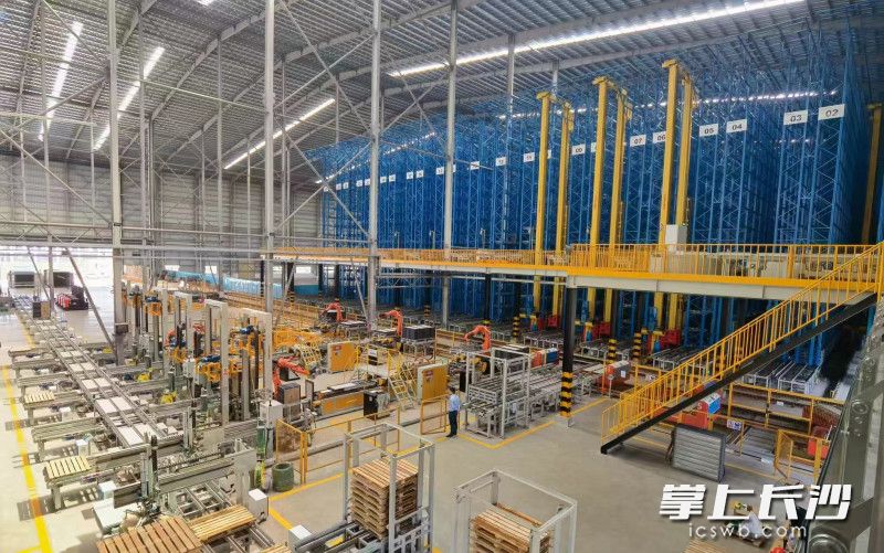 广东简一（集团）陶瓷有限公司的智能化生产基地内，来自华恒的机械臂、AGV、RGV等组成了一支高效的&ldquo;机器人战队&rdquo;。均为园区供图