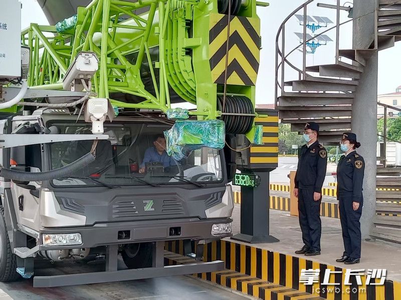 长沙自贸临空区管委会联合长沙黄花机场海关探索工程机械二线出口综保区“一票多车”通关举措。通讯员供图
