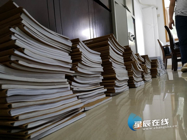 (该案件审讯卷宗达到300余本.