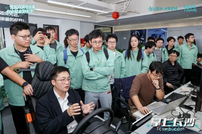 青年学子实地走访创新创业基地与相关企业，了解青年人才在长沙创业的每个关键节点能获得的支持与保障。周数邑 摄