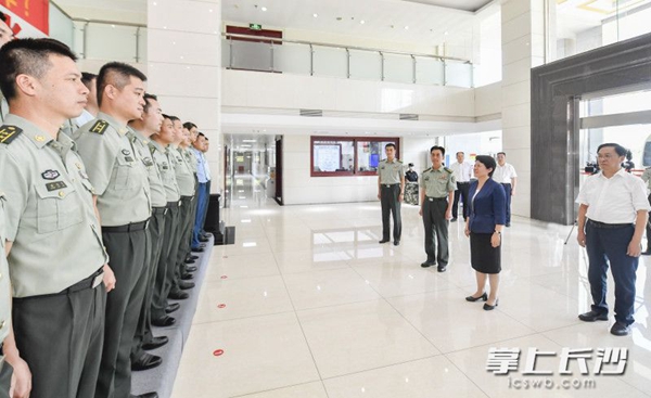 八一前夕,吴桂英走访慰问驻长部队官兵