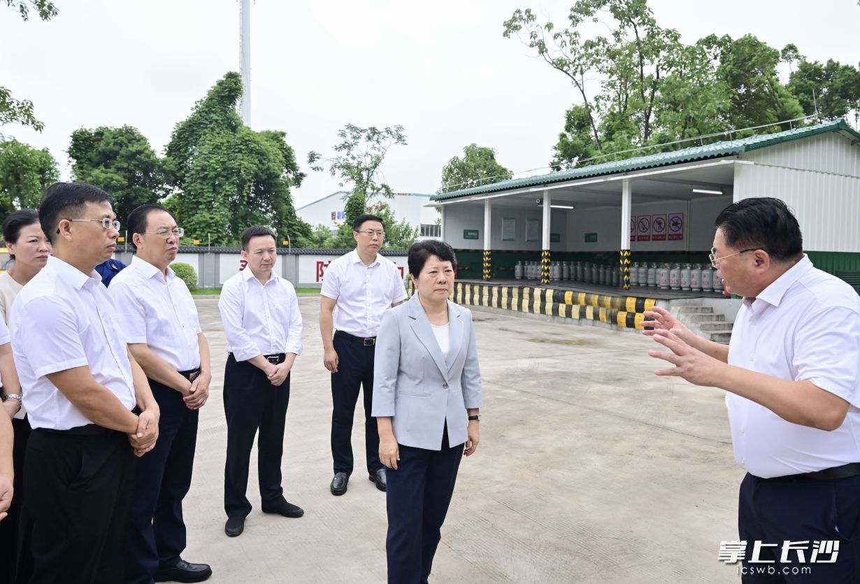 在湖南湘江新区瓶装液化气麓谷供应站，省委常委、市委书记吴桂英详细了解充装、储存、配送、使用等环节安全措施落实情况。