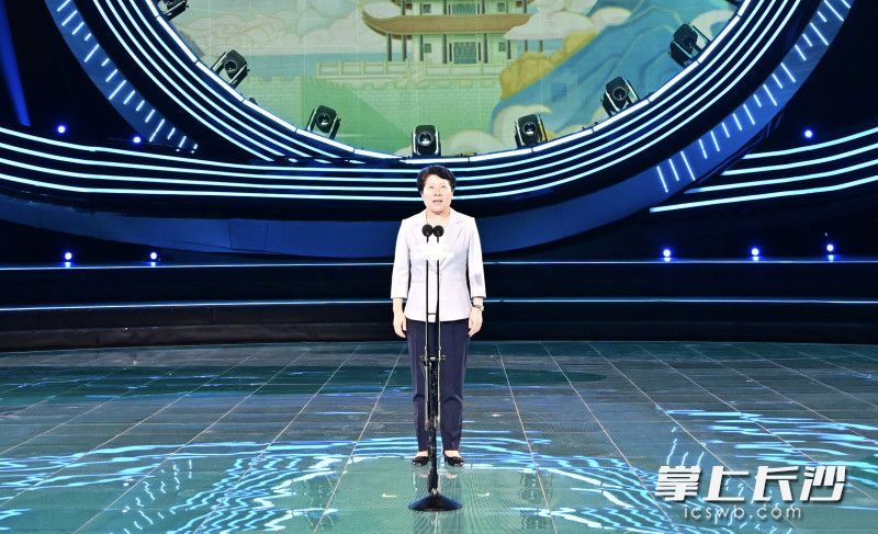 省委常委、市委书记吴桂英出席并宣布大会开幕。