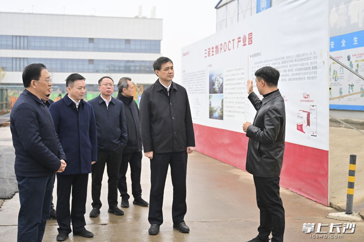 周海兵在三诺生物iPOCT产业园察看项目建设现场。长沙晚报全媒体记者 余劭劼 摄