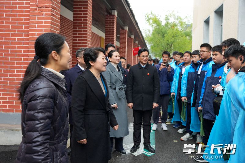 12月10日，省委常委、长沙市委书记吴桂英赴湘潭市学习考察红色资源保护利用和文旅融合工作，来到韶山学校思政教育实践营地。