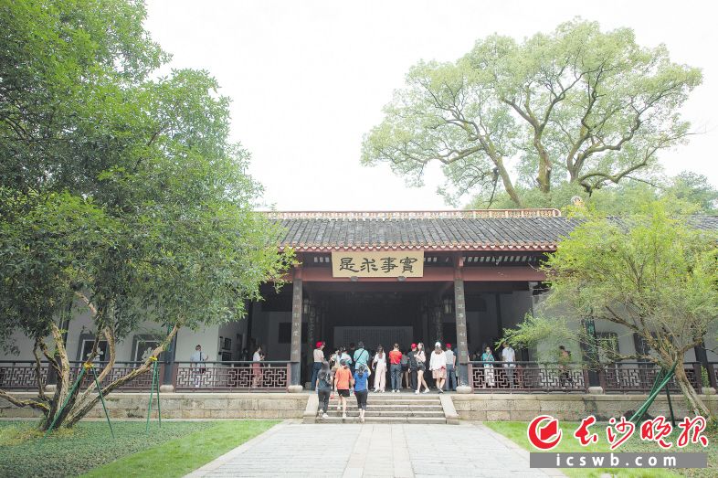 悬挂于岳麓书院讲堂的牌匾“实事求是”,昭示着这座千年学府,弦歌不绝。 长沙晚报全媒体记者 邹麟 摄