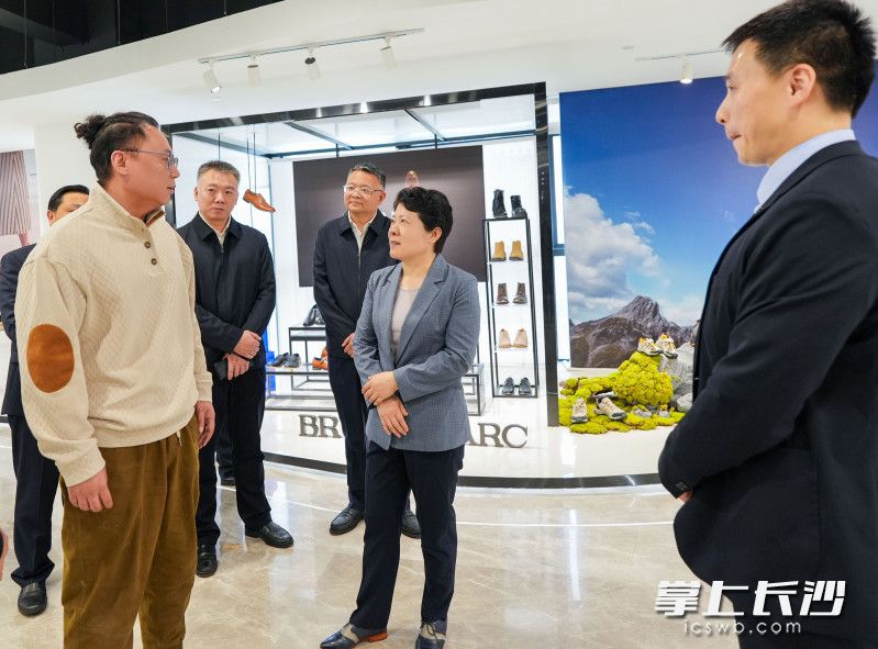 4月7日，省委常委、市委书记吴桂英围绕“国际消费中心城市建设”这一主题开展“十五五”规划专题调研，来到美迈科技有限公司。
