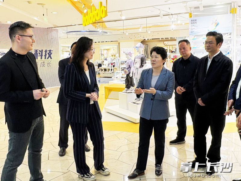 吴桂英听取市内免税店规划落地情况介绍。