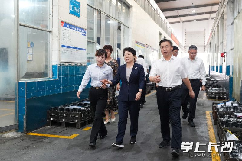 5月7日，省委常委、市委书记吴桂英围绕“构建现代化产业体系”这一主题开展“十五五”规划专题调研，在黑金刚实业有限公司深入了解传统制造业转型升级情况。