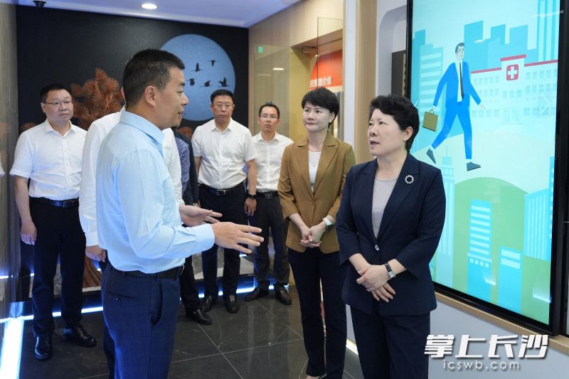 5月7日,省委常委、市委书记吴桂英在芙蓉区调研经济社会发展情况,来到中国平安人寿保险股份有限公司湖南分公司。