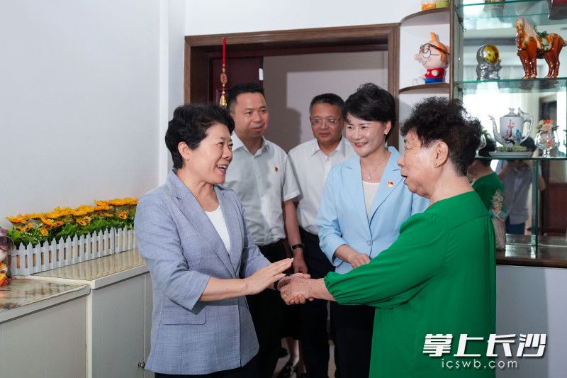 6月30日，省委常委、市委书记吴桂英来到党员裴翠英家中慰问。