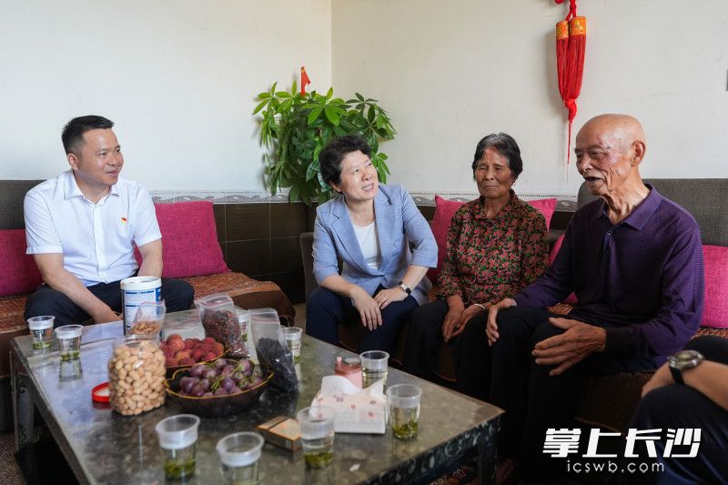 吴桂英慰问党员钟福盛及家人。